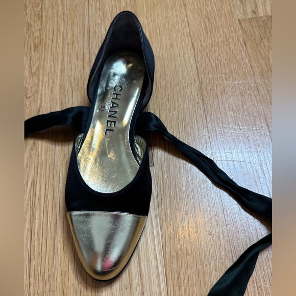 Chanel Black and Gold Ballerina Flats - Picture 5 of 10